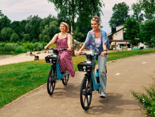 Twee vrouwen maken een fietstocht op deelfietsen