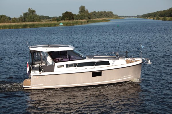 Een boot van Natural Yachts op het water