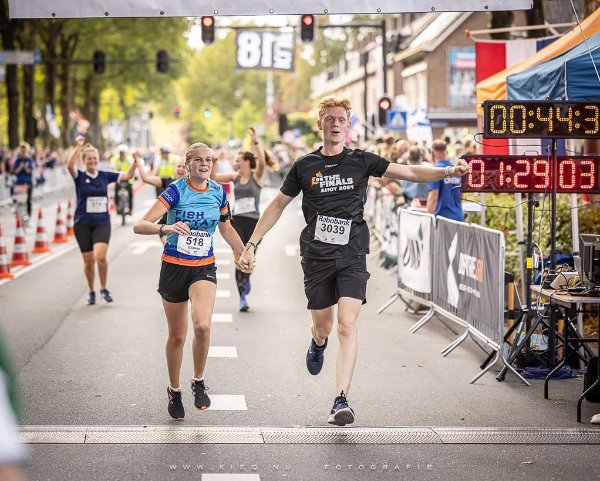 Deelnemers aan de Fish Potato Run komen over de finish in Emmeloord (foto AV NOP)