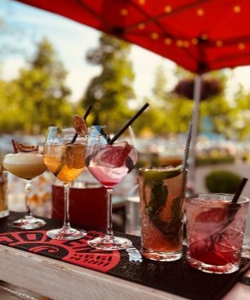 De cocktails staan klaar op het terras van 't Voorhuys