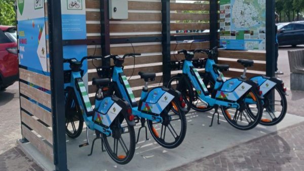 De nieuwe deelfietshub bij het busstation in Emmeloord