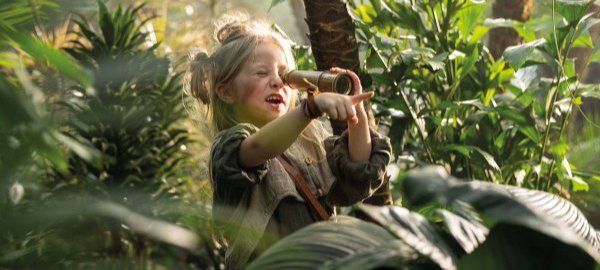 Een meisje is met een verrekijker op avontuur in de jungle van Pantropica