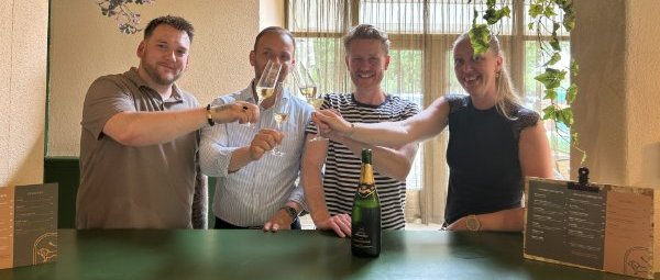 De heropening van Hotel Van Saaze wordt met champagne gevierd