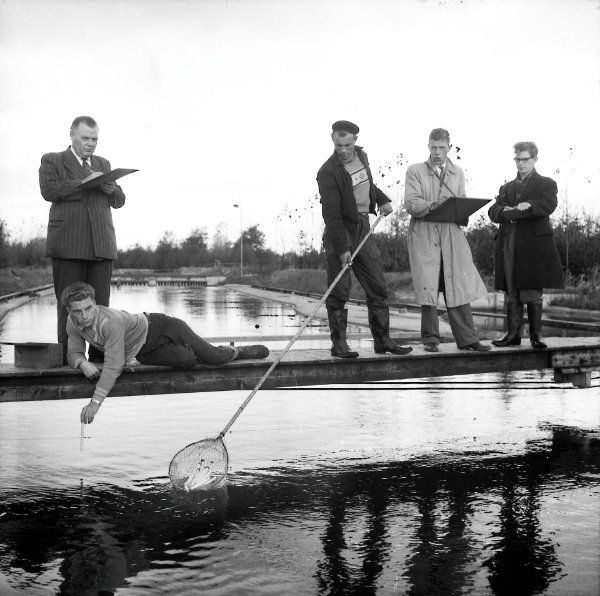 Oude zwart/wit-foto van vroegere medewerkers van het waterloopkundig laboratorium in het Waterloopbos