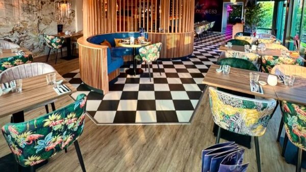 Het interieur van restaurant Lounge83