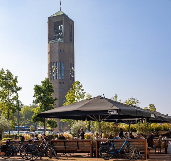 Een terras in Emmeloord met de Poldertoren op de achtergrond