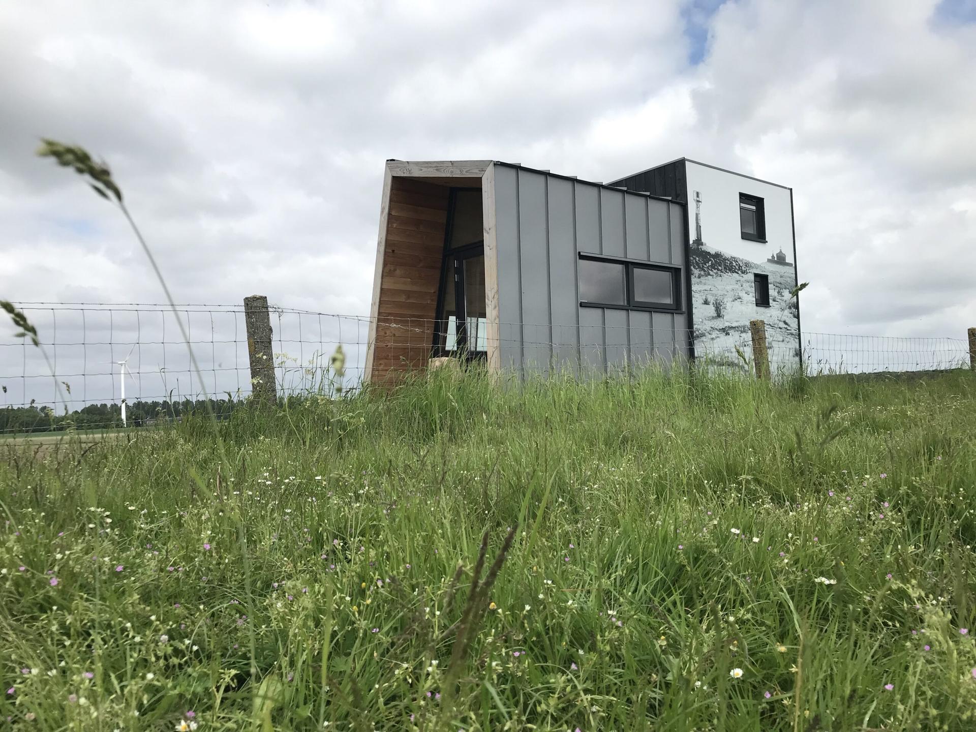 Het tiny house van De Zuiderkrib staat bovenop de dijk
