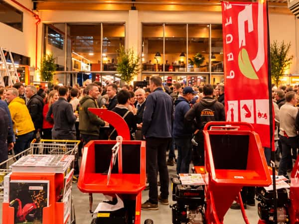 Bezoekers genieten samen van een evenement in onze winkel