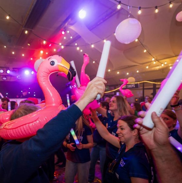 The Crazy Button feestend publiek