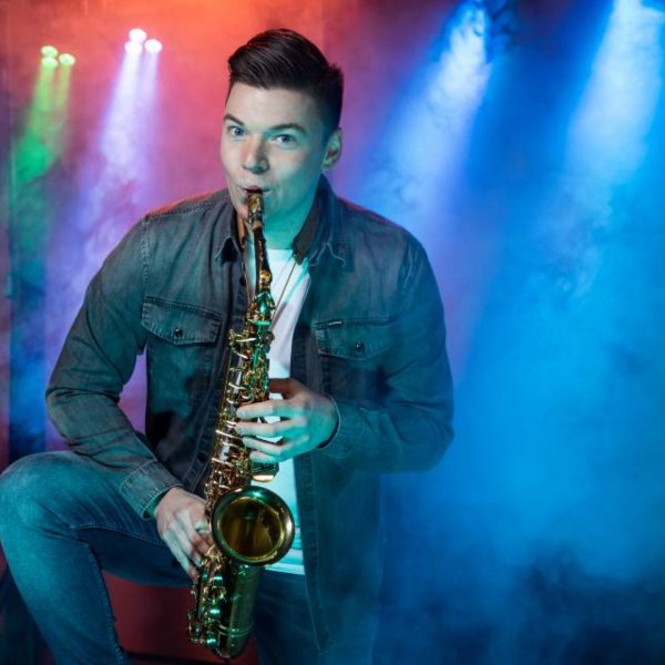 Saxyoianoshow met saxofoon