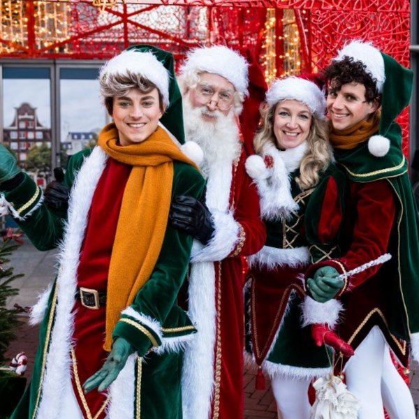 Kerstparade met de Kerstman en elfen
