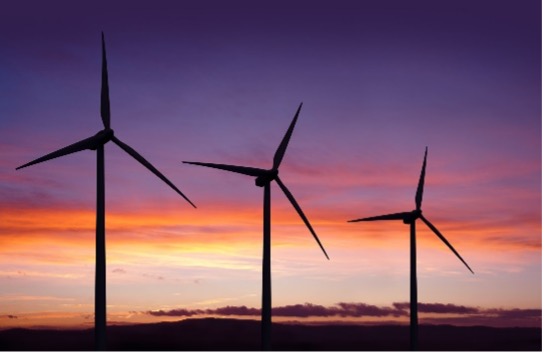 Windmolenpark bij schemering
