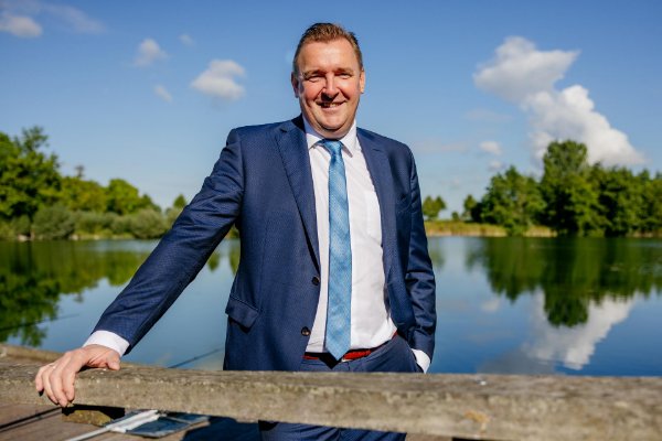 Burgemeester Gerben Dijksterhuis bij de Zwaakse Weel