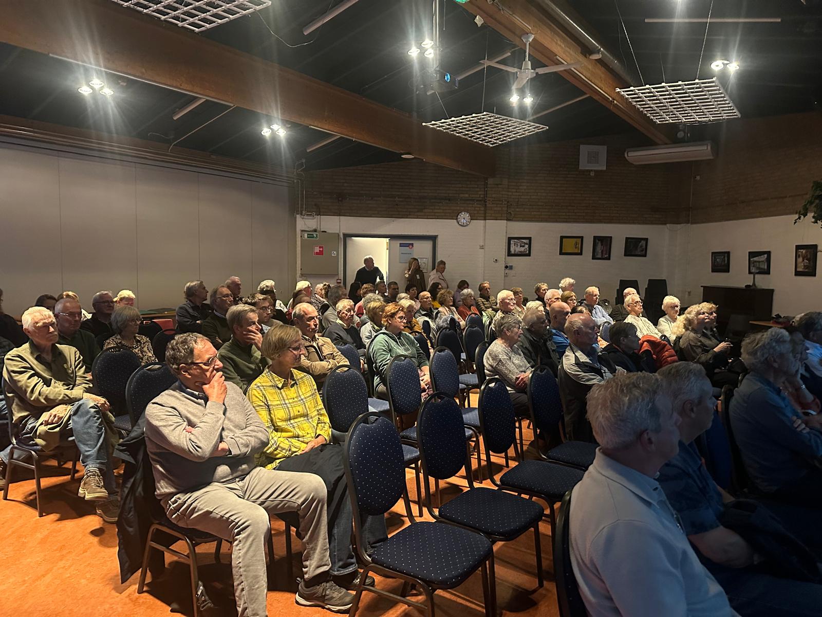 mensen in de zaal