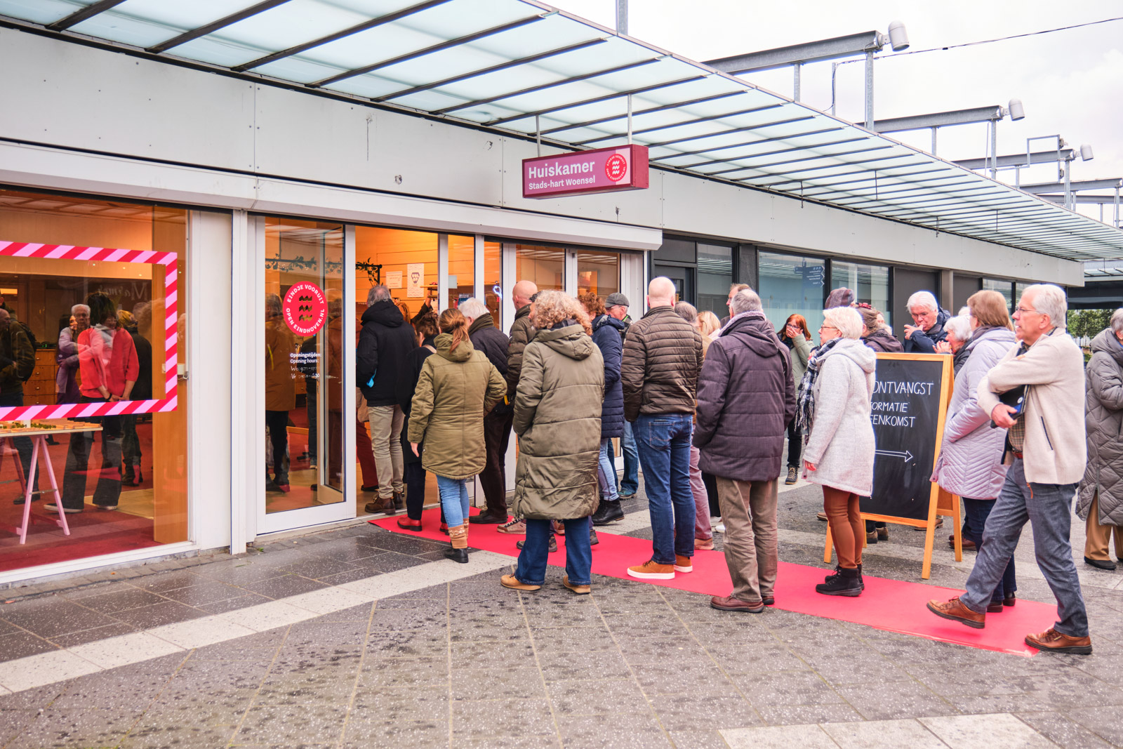 wachten voor de ingang