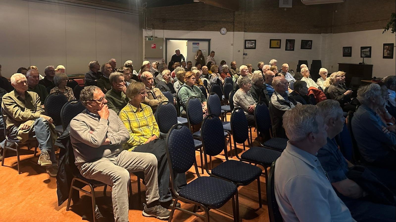 mensen in de zaal