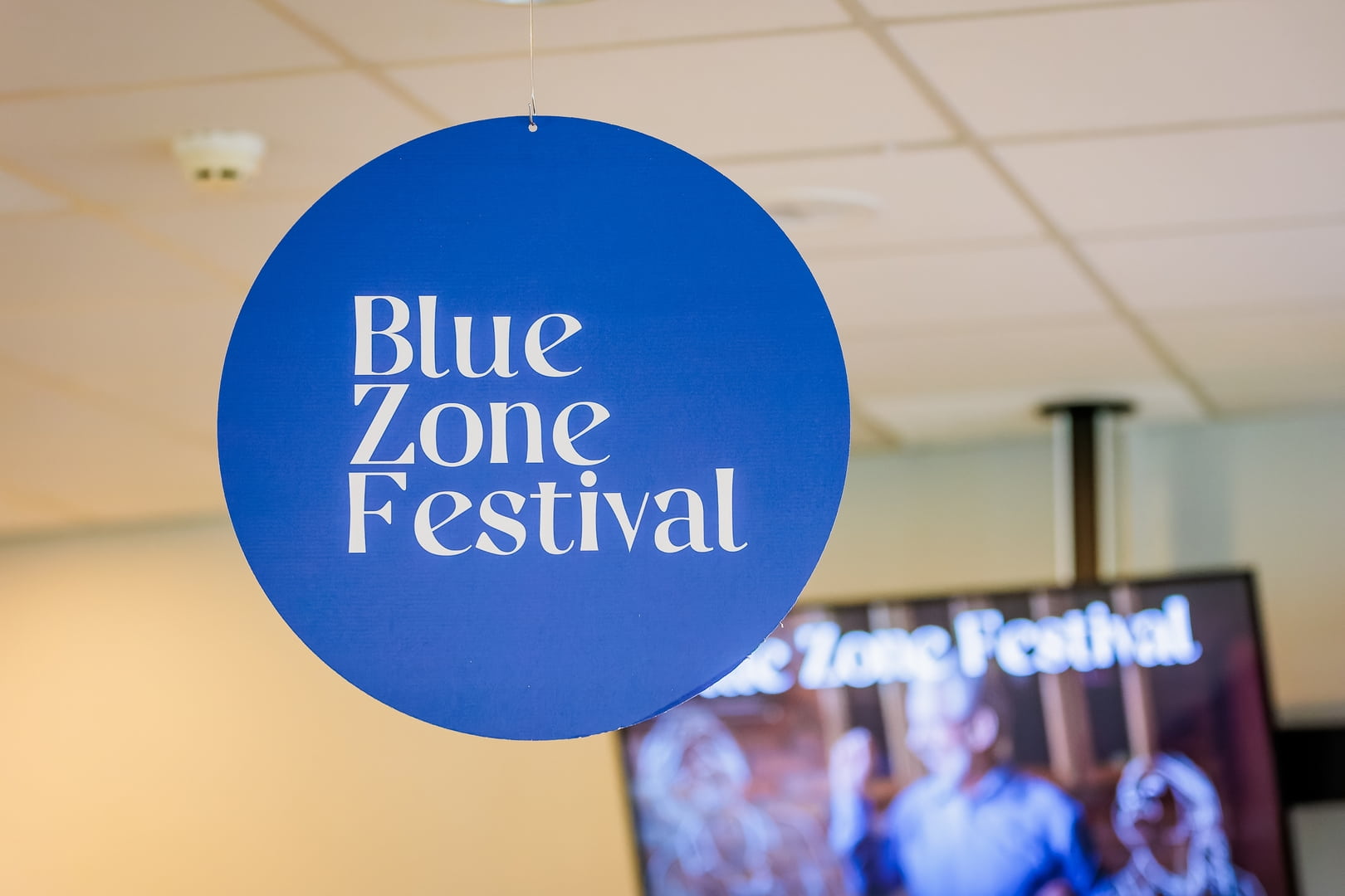 Bord met logo Blue Zone Festival