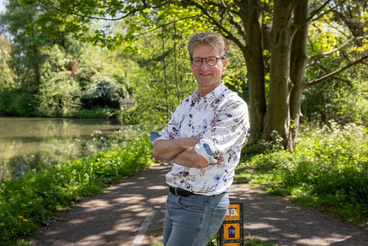 Frank Hart van Wandelnet poseert op het jaagpad langs de Kromme Rijn