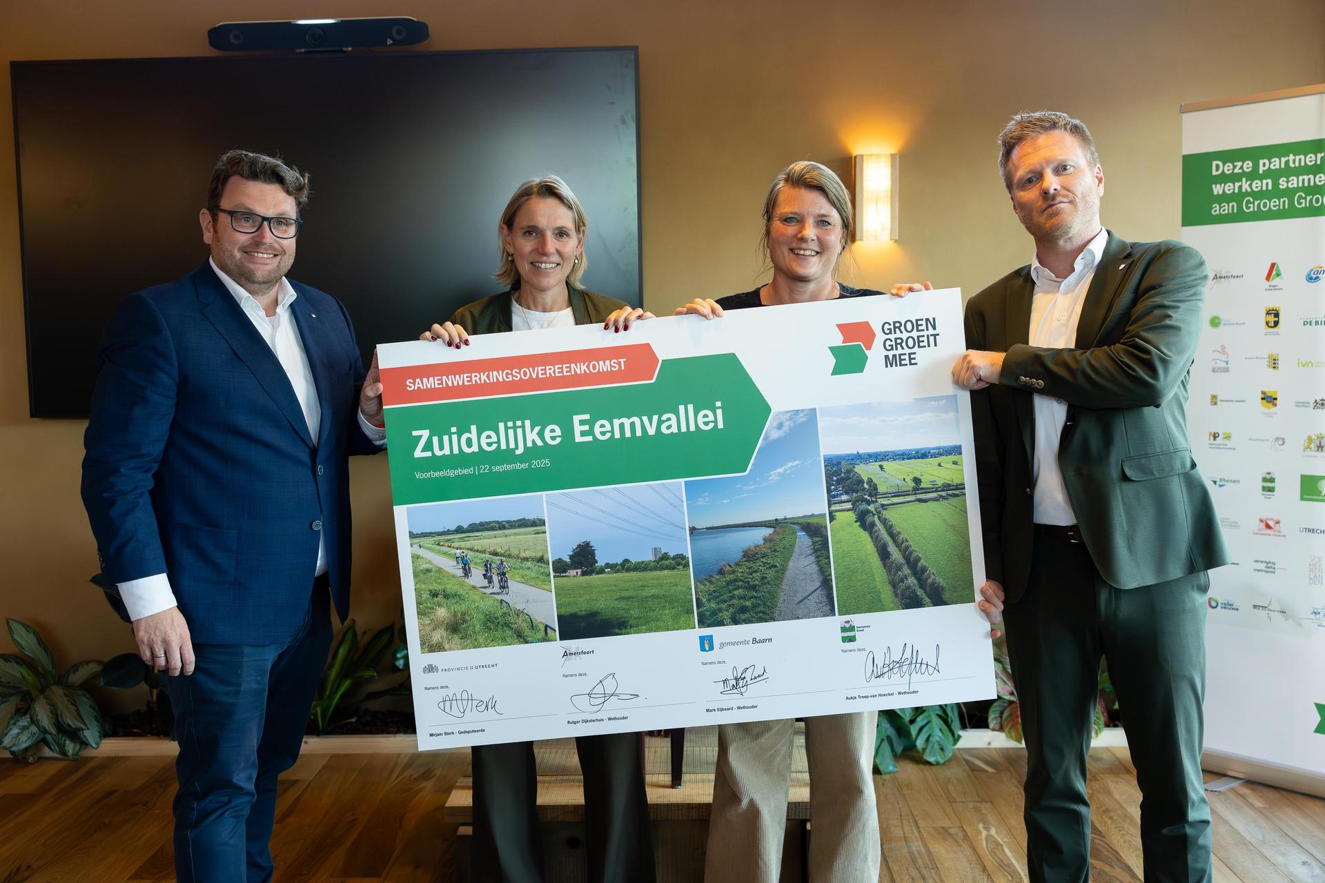 Mark Eijbaard, Mirjam Sterk, Aukje Treep en Rutger Dijksterhuis tonen ondertekeningsbord