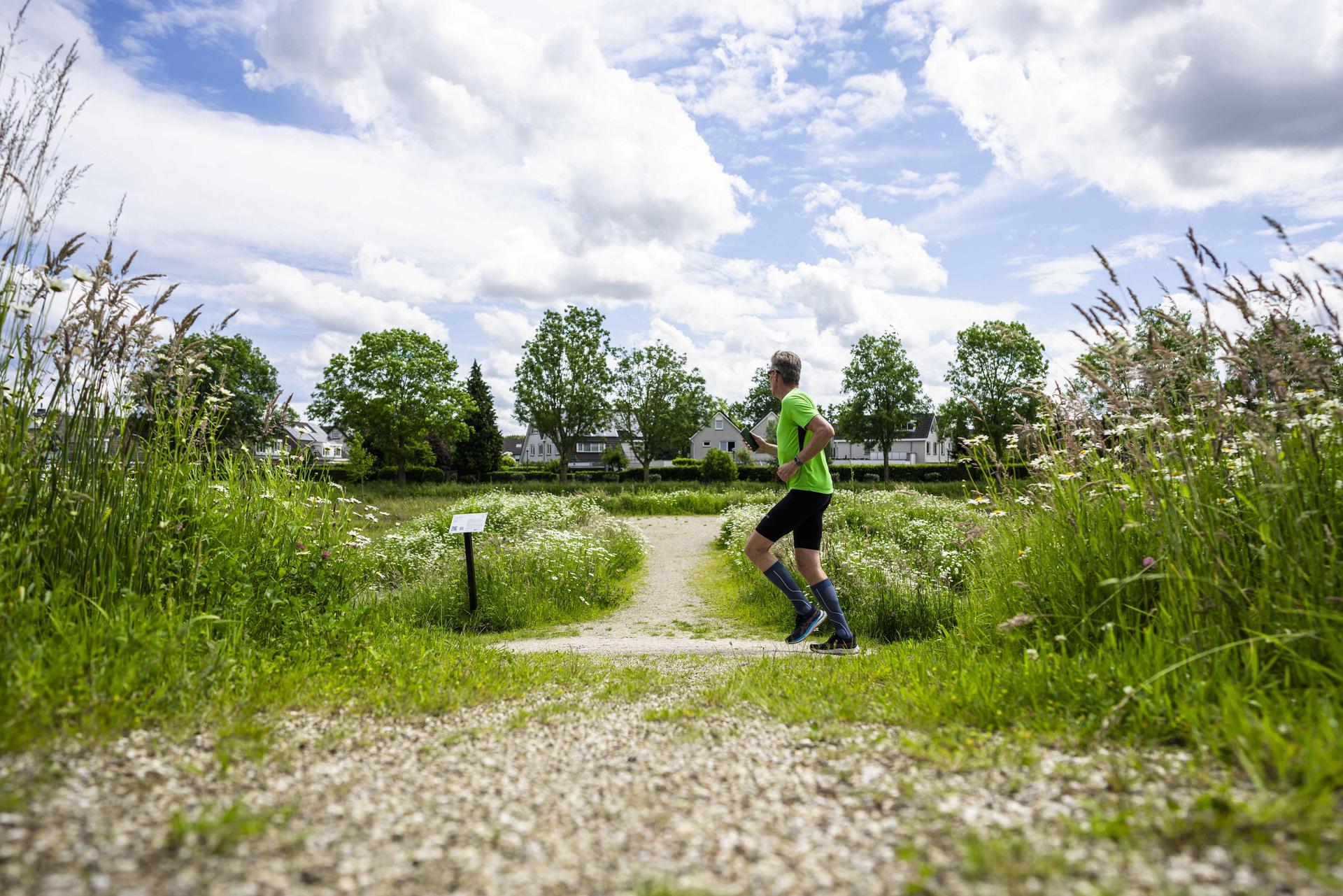 Hardloper in park nabij woonwijk
