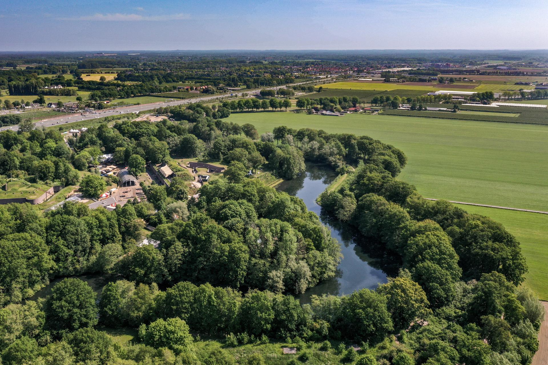 Luchtfoto Fort Vechten met uitzicht op de stad Utrecht