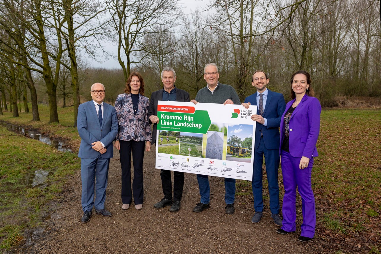 John van Engelen (gemeente Nieuwegein), Sytske du Crocq (provincie Utrecht), Bert de Groot (HDSR), Wouter Catsburg (gemeente Zeist), Wouter van den Berg (gemeente Houten) en Hilde de Groot (gemeente Bunnik) presenteren de ondertekening van de Maatwerkovereeenkomst Kromme Rijn Linie Landschap in bos Nieuw Wulven.