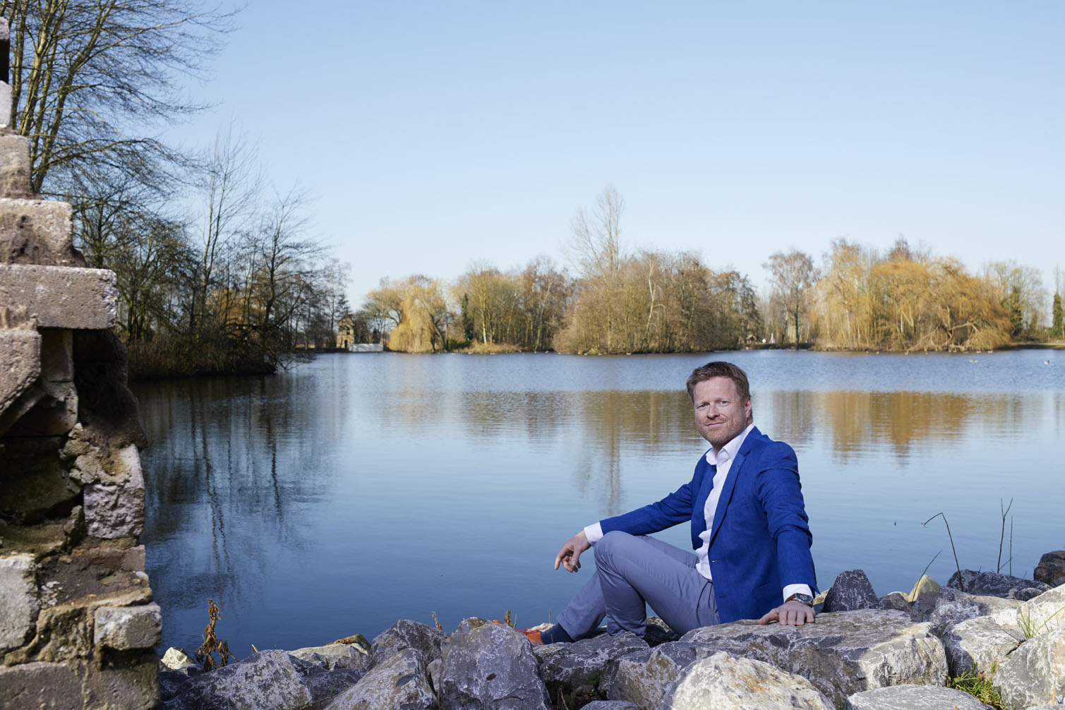 Jeroen Plesman en Carel Walhof poseren voor een kas.