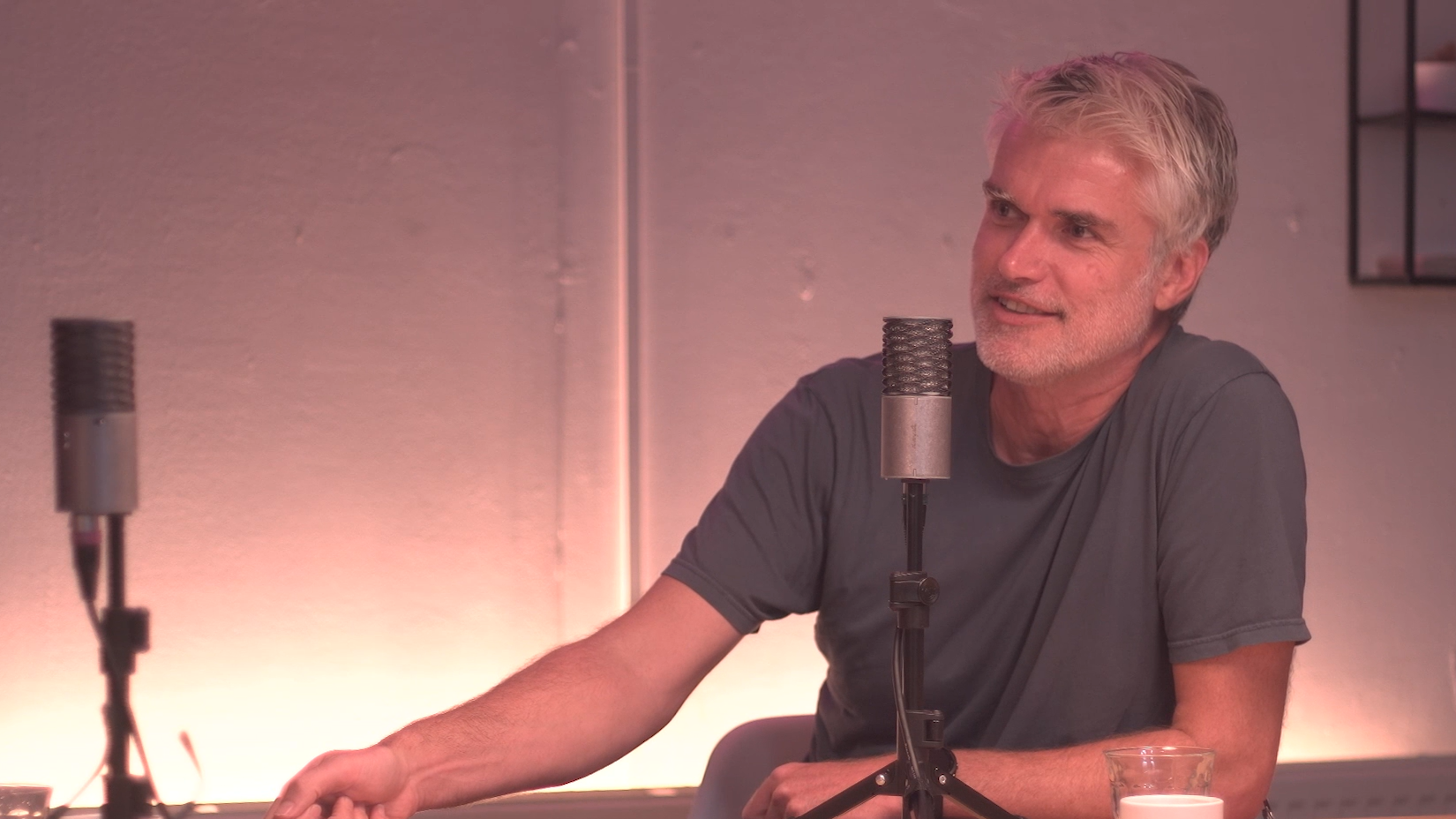 Vincent Luyendijk achter de microfoon.