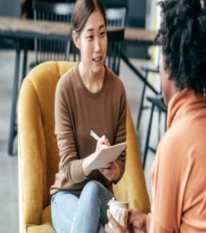 Foto van vrouw die ander persoon interviewt