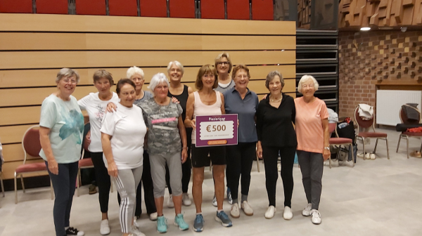 Een kipburger op een bord met sla