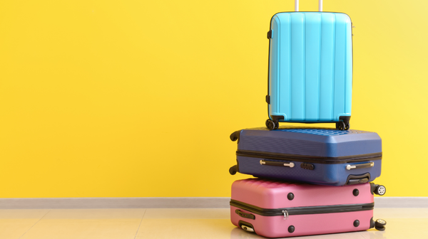 Koffers op elkaar gestapeld 