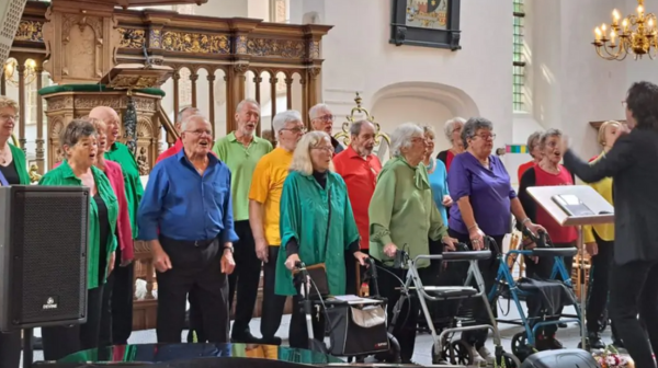 Popkoor in een kerk aan het zingen