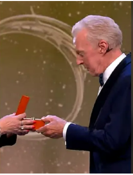 Bijzonder: André van Duin ontvangt Belgische koninklijke onderscheiding