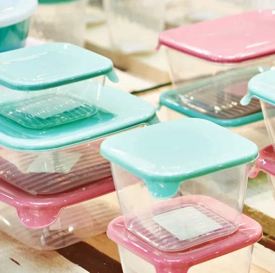 Plastic bewaarbakjes verkleurd? De beste schoonmaaktips (plus slimme bewaartips!)