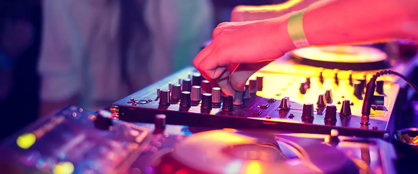 Prins Emmanuel als dj Vyntrix