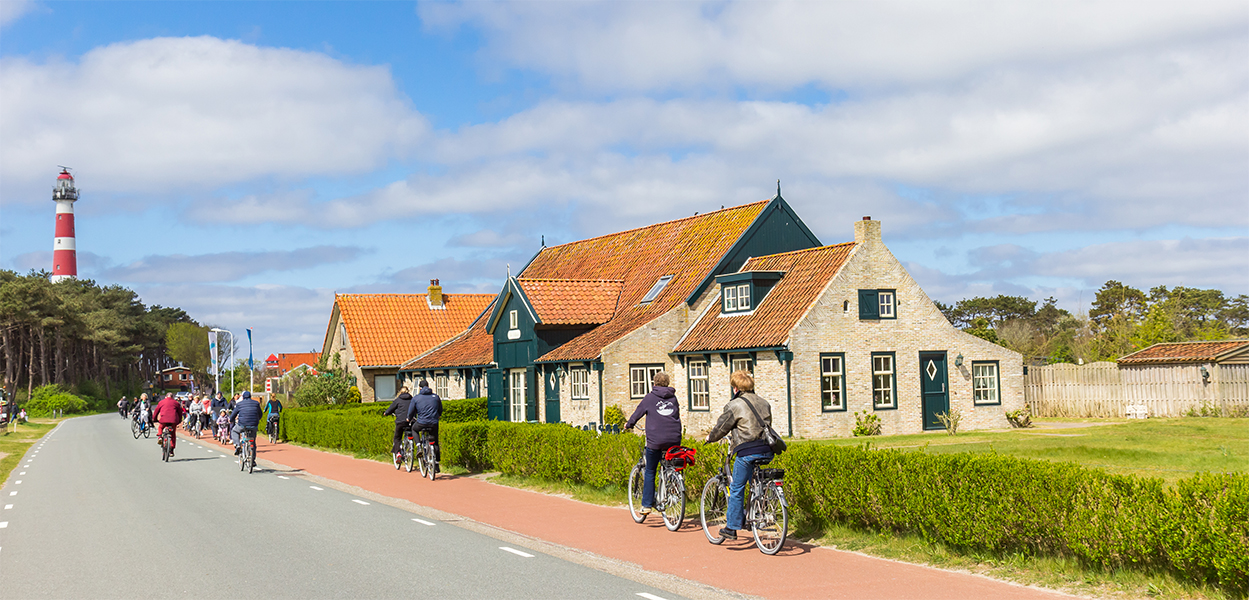 vuurtoren en fietsers in Hollum