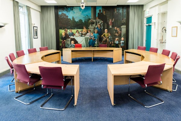 Raadzaal van het gemeentehuis in Ballum