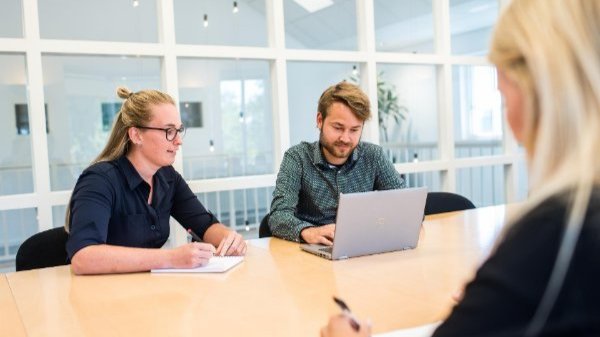 medewerkers in vergaderzaal