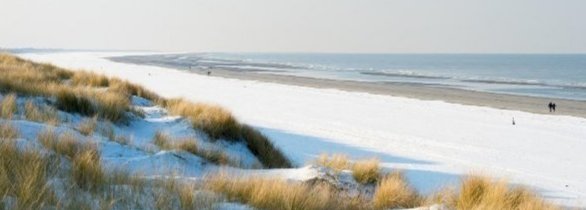 Sneeuw op het strand en in de duinen