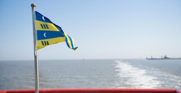 Amelander vlag op de veerboot 