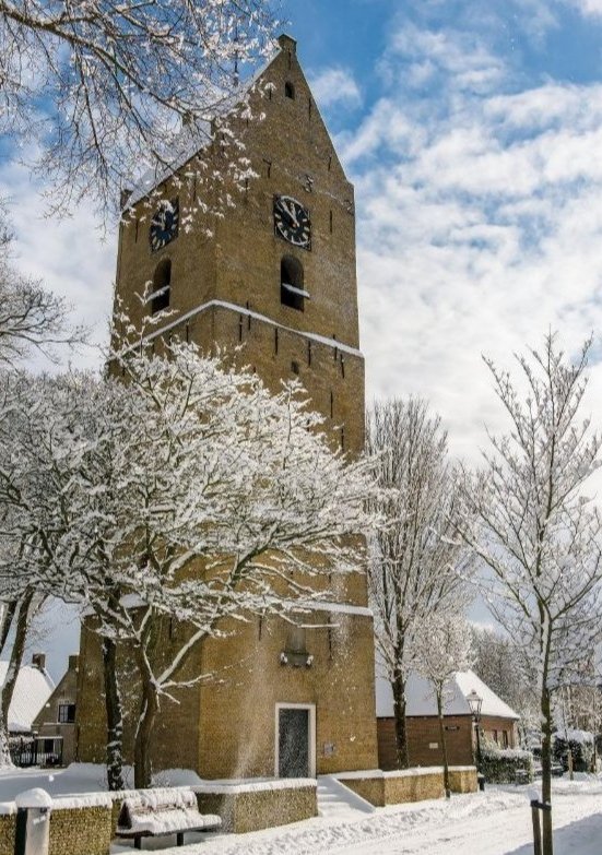 Winterse foto van de toren in het centrum van Nes 