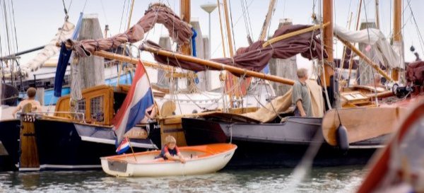 Boten in de jachthaven van Nes