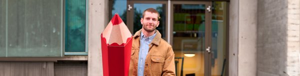 Campagnebeeld gemeenteraadsverkiezing met man met rood potlood