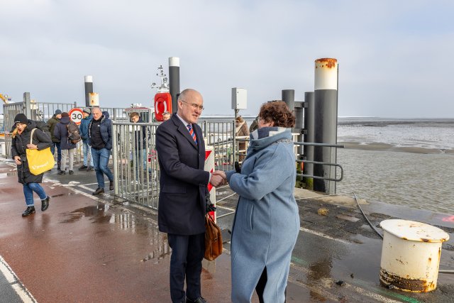 Burgemeester Willemsma ontvangt de Commissaris van de Koning