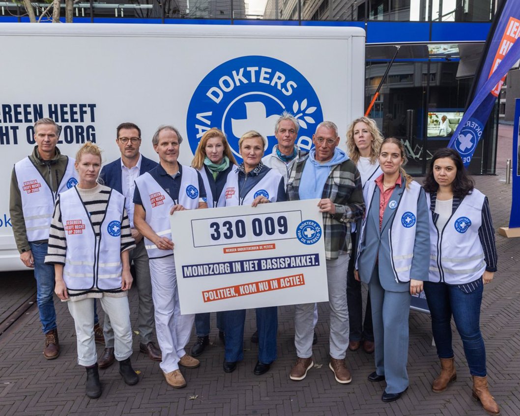 Groepsfoto bij aanbieden petitie Mondzorg terug in het basispakket