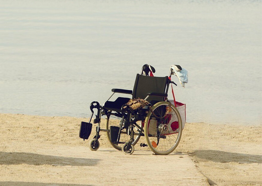 Photo - L’accessibilité des bords de mer : les normes handicap des lieux de baignade et plages