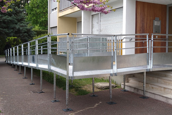 Illustration - Cas pratique : réalisation d'une rampe d'accès KMINO sur-mesure  pour l'entrée d'un immeuble par Handinorme