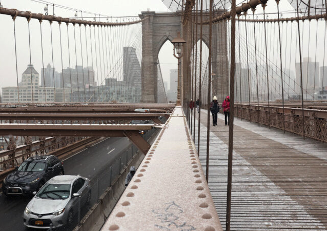 Mexican Navy Ship with over 200 People on Board Hits Brooklyn Bridge