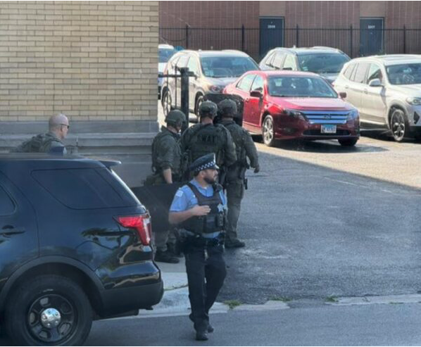 DEVELOPING: Heavy Police and SWAT Response to Gunman Barricaded in Store Near DNC Convention in Chicago
