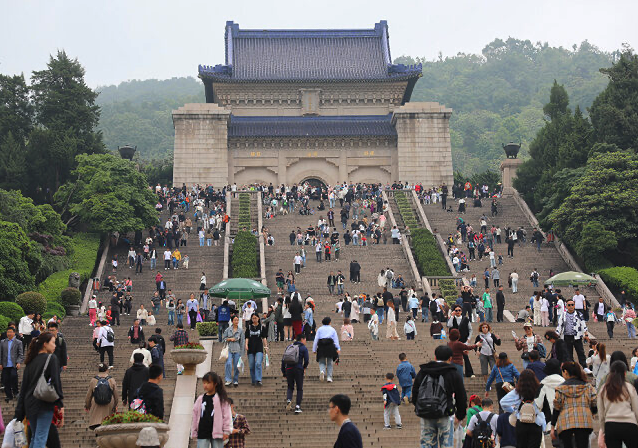 Xi Jinping Invites American Tourists to Save Tanking Chinese Economy